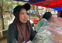 Pedagang Takjil Bertahan meski Sempat Banjir