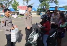 Polres Merauke Bagikan Ratusan Paket Takjil Gratis