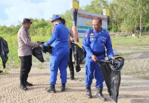 Peduli Lingkungan, Polres Merauke Bersihkan Pantai Lampu Satu