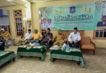 Safari Ramadan, Gubernur Apolo Bagikan Seribu Sembako