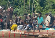 Disambut Puluhan Warga saat Gubernur tiba di Asmat