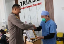 Polres Merauke Beri Penghargaan ke Tenaga Medis RSUD