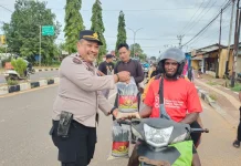 Polres dan Wartawan Bagikan Takjil Sembako