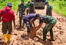 Satgas dan Masyarakat Perbaiki Jalan Rusak