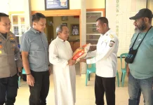 Gubernur Salurkan Bantuan untuk Paroki Kristus Raja Kepi