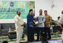 Gubernur Papsel Beri Bantuan saat Safari Ramadan