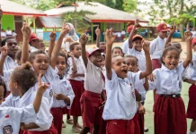 PLN Bagikan Perlengkapan Sekolah pada Ratusan Siswa di Merauke