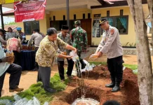 Polsek Kurik Musnahkan Ratusan Botol Mirsa Jenis Sopi