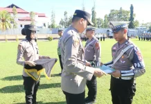 Kapolres Beri Penghargaan Empat Anggota Lantas
