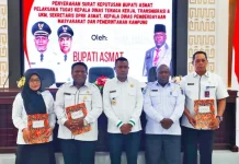 Bupati Asmat Serahkan SK Plt. Tiga Jabatan Strategis