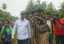 Gubernur Apolo Safanpo Tinjau Jembatan Rubuh di Tomerau