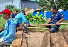 Bhabinkamtibmas dan Warga Gotong Royong Perbaiki Jembatan