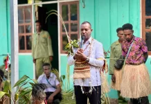 Gubernur Apolo Tatap Muka dan Dialog Dengan Warga Kampung Ihalik