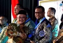 Bupati Mappi Kristosimus Terima Penghargaan oleh Kemendikdasmen