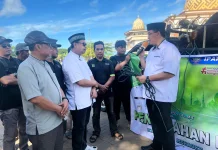 Gubernur Apolo Serahkan 17 Ekor Sapi Qurban Kepada Umat Muslim