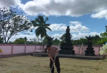 Bhabinkamtibmas dan Umat Hindu Bersihkan Pura Widya Natha
