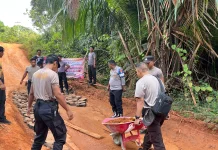 Bakti Sosial Polsek Muting Perbaiki Jalan Jelang Hari Bhayangkara ke-80