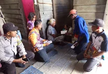 Bhabinkamtibmas Dampingi Penyaluran BLT-DD