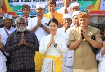 Peringati Kuningan, Wamenduk Ibadah  Bersama Umat Hindu di Pura Dharma Marga