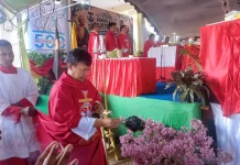 Ratusan Umat Katolik Paroki Kumbe Mengikuti Perayaan Ekaristi Kudus.