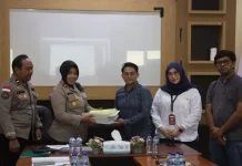 Wakapolres Merauke Serahkan Karya Tulis Lomba Bhayangkara ke Dewan Juri