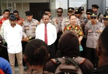 Terima Massa Demo Pencaker, Ini Jawaban Gubernur Apolo Safanpo
