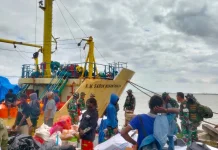 Ratusan Personel Satgas TMMD ke-129 Tiba di Pelabuhan Kampung Wogekel