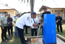 Gubernur Apolo Tinjau Sumur Bor Air Bersih di Kampung Rawasari Merauke