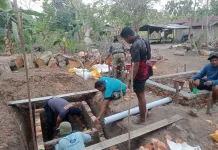 Gotong Royong TNI dan Warga Percepat Pembangunan MCK