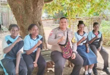 Bhabinkamtibmas Ajak Warga Jaga Kebersihan Sambut HUT RI