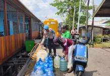 Polres Asmat Pasok 10.000 Liter Air Sanitasi untuk 9 Titik di Kota Agats.