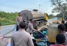 Polsek Merauke Kota Salurkan Air Bersih ke Warga