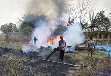 Polri TNI dan Warga Padamkan Api di Sota