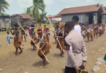 Polisi Berbaur dengan Anak-Anak di Latihan Tarian Adat