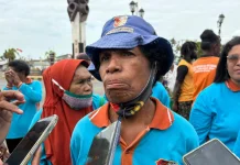 Penyapu Jalan Harap Perhatian Upah Ditingkatkan