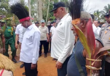 Tarian Nggat shi Warnai Kunjungan Gubernur Papua Selatan di Kampung Pachas.