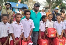 Kadinsos Papua Selatan Serahkan Bingkisan dan Alat Tulis di Kampung Pachas.