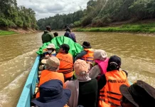 Tim Kesehatan Ekspedisi Patriot UGM Ikut Pelayanan Kesehatan Posyandu