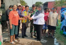 Kekeringan Melanda, Bantuan Air Diserahkan di Dua Kelurahan