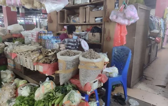 Harga Barang Kebutuhan Pokok di Pasar Wamanggu Stabil