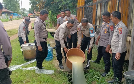 Polisi Gerebek Rumah Produksi Sopi Ilegal