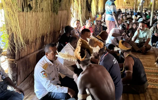 Gubernur Papua Selatan Resmikan Rumah Jew di Ewer
