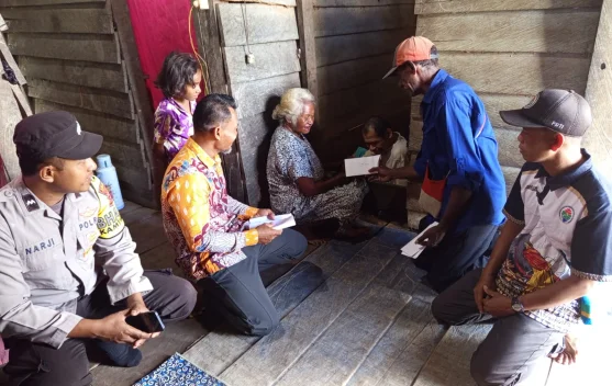 Bhabinkamtibmas Dampingi Penyaluran BLT-DD