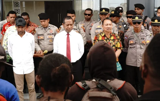 Terima Massa Demo Pencaker, Ini Jawaban Gubernur Apolo Safanpo