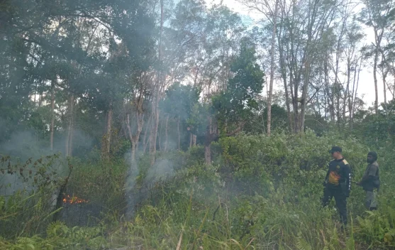 Polsek Obaa dan Masyarakat Padamkan Kebakaran Hutan