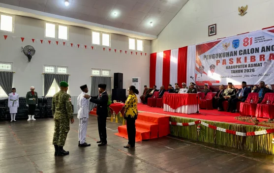 Bupati Asmat Kukuhkan 40 Anggota Paskibra untuk Upacara HUT ke-81 RI