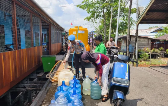 Polres Asmat Pasok 10.000 Liter Air Sanitasi untuk 9 Titik di Kota Agats.