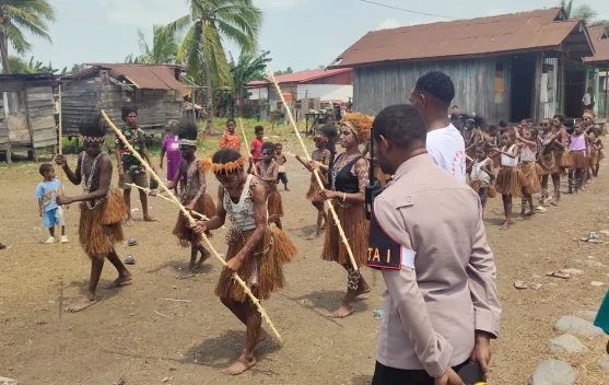 Polisi Berbaur dengan Anak-Anak di Latihan Tarian Adat