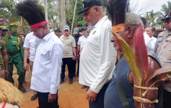 Tarian Nggat shi Warnai Kunjungan Gubernur Papua Selatan di Kampung Pachas.