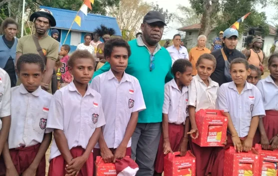 Kadinsos Papua Selatan Serahkan Bingkisan dan Alat Tulis di Kampung Pachas.